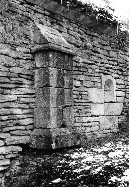 Salle voûtée, contrefort du mur est, en 1975. © Michel Thierry / Région Bourgogne-Franche-Comté, Inventaire du patrimoine - 1975