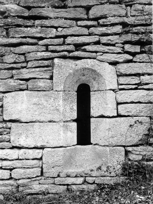 Salle voûtée, baie du mur est, en 1975. © Michel Thierry / Région Bourgogne-Franche-Comté, Inventaire du patrimoine - 1975