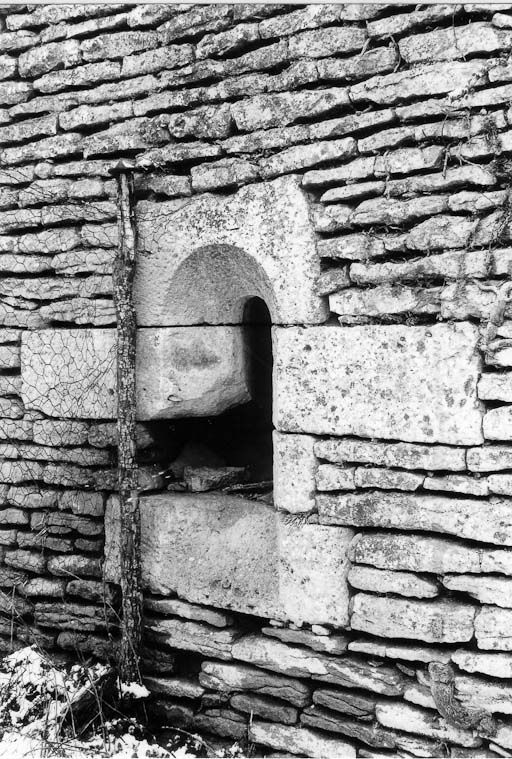 Salle voûtée, baie du mur nord, en 1975. © Michel Thierry / Région Bourgogne-Franche-Comté, Inventaire du patrimoine - 1975