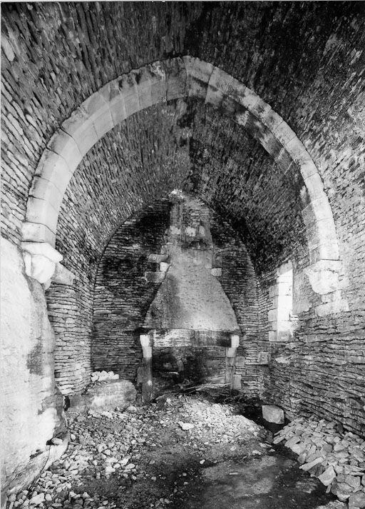 Salle voûtée, vue intérieure depuis l'entrée, en 1975. © Michel Thierry / Région Bourgogne-Franche-Comté, Inventaire du patrimoine - 1975