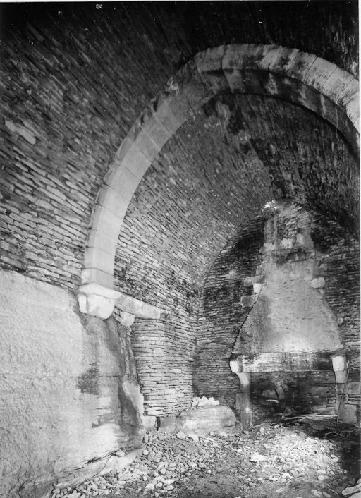 Salle voûtée, vue intérieure depuis l'angle sud-est, en 1975. © Michel Thierry / Région Bourgogne-Franche-Comté, Inventaire du patrimoine - 1975