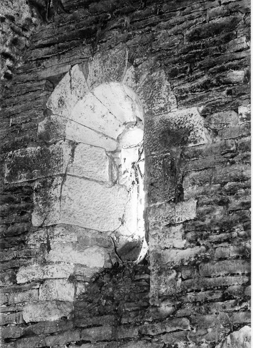 Salle voûtée, baie du mur sud, en 1975. © Michel Thierry / Région Bourgogne-Franche-Comté, Inventaire du patrimoine - 1975
