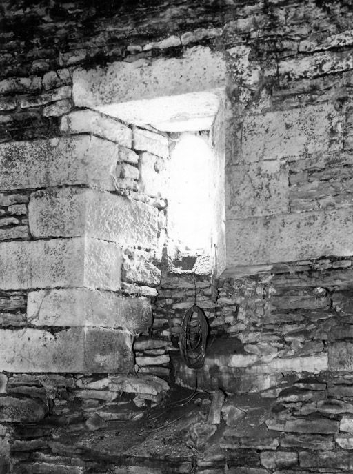 Salle voûtée, baie du mur est, en 1975. © Michel Thierry / Région Bourgogne-Franche-Comté, Inventaire du patrimoine - 1975