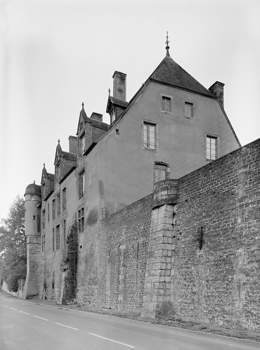 Le corps de logis vu de la route. © non renseigné / Région Bourgogne-Franche-Comté, Inventaire du patrimoine - 1975