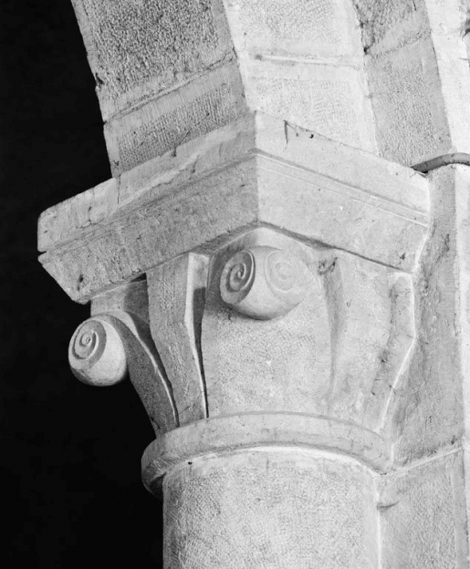 Détail du chapiteau de la troisième colonne de droite de la nef. © Michel Thierry / Région Bourgogne-Franche-Comté, Inventaire du patrimoine - 1977