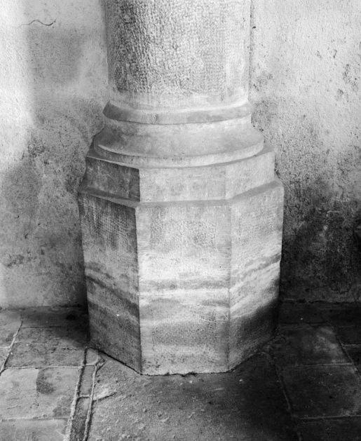 Base de la colonne antérieure droite de la nef. © Michel Thierry / Région Bourgogne-Franche-Comté, Inventaire du patrimoine - 1977
