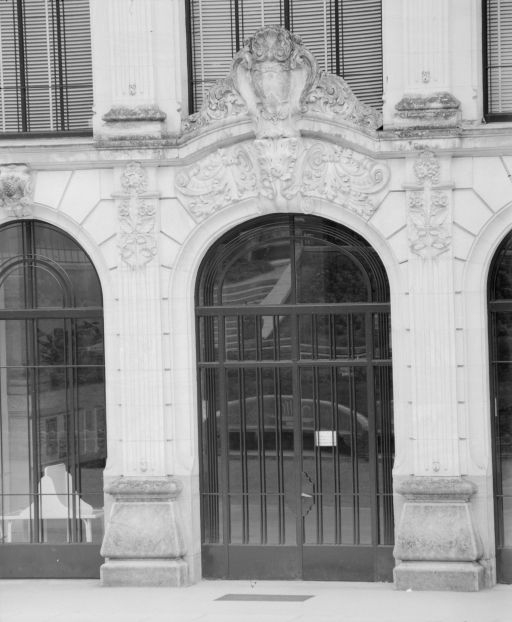 Hall d'entrée : détail de l'arcade centrale. © Jean-Luc Duthu / Région Bourgogne-Franche-Comté, Inventaire du patrimoine - 1977 Hall d'entrée : détail de l'arcade centrale. © Jean-Luc Duthu / Région Bourgogne-Franche-Comté, Inventaire du patrimoine - 1977