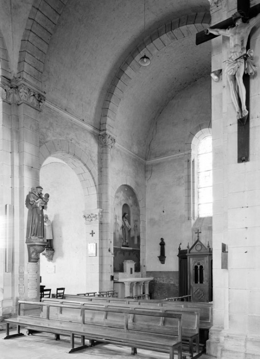 Transept, bras droit : vue prise de trois-quarts droit. © Jean-Luc Duthu / Région Bourgogne-Franche-Comté, Inventaire du patrimoine - 1977 Transept, bras droit : vue prise de trois-quarts droit. © Jean-Luc Duthu / Région Bourgogne-Franche-Comté, Inventaire du patrimoine - 1977