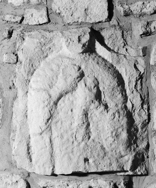 Fragment de stèle funéraire. © Michel Thierry / Région Bourgogne-Franche-Comté, Inventaire du patrimoine - 1978