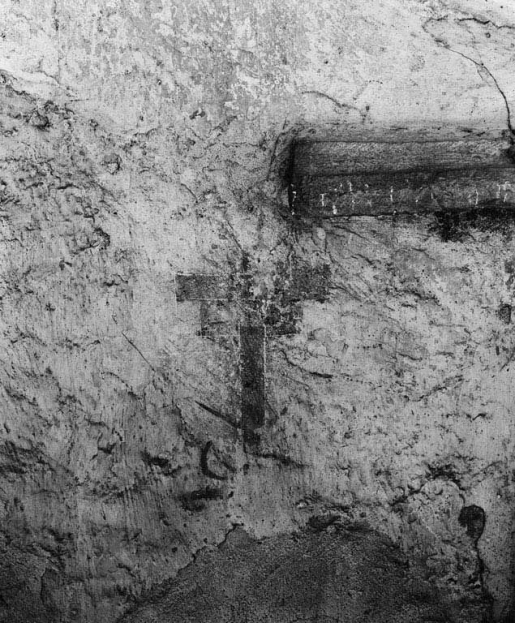 Croix peinte à droite du portail, sous le porche. © Michel Thierry / Région Bourgogne-Franche-Comté, Inventaire du patrimoine - 1978