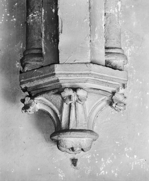 Nef : culot droit de la 1ère travée. © Michel Thierry / Région Bourgogne-Franche-Comté, Inventaire du patrimoine - 1978