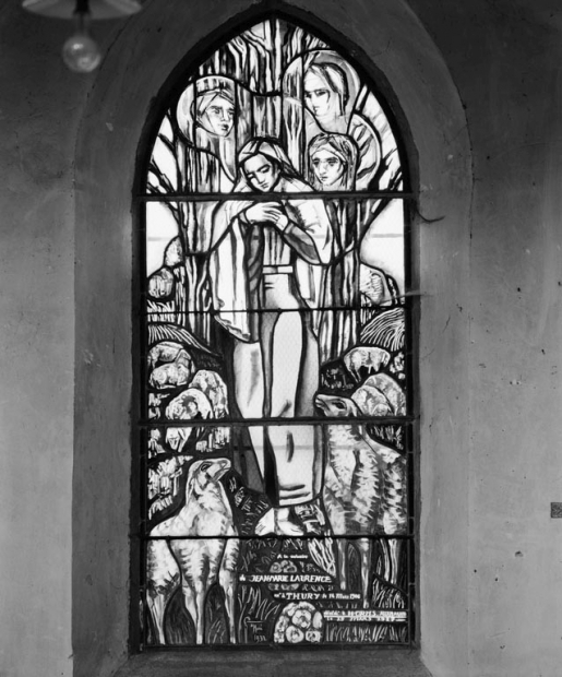 Vitrail Sainte-Jeann-d'Arc ; bas-côté gauche, 5ème travée. © Michel Thierry / Région Bourgogne-Franche-Comté, Inventaire du patrimoine - 1978