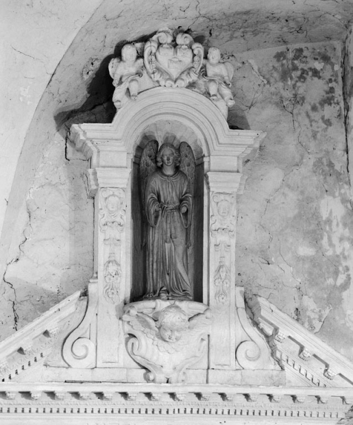 Détail du couronnement du retable. © Michel Rosso / Région Bourgogne-Franche-Comté, Inventaire du patrimoine - 1978