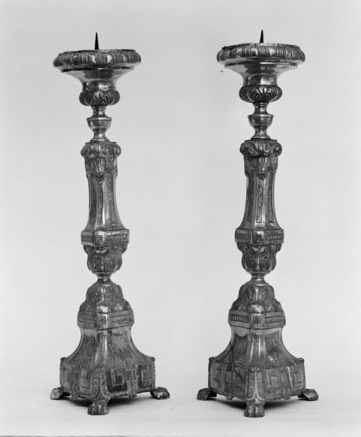 Vue d'ensemble de deux chandeliers. © Michel Rosso / Région Bourgogne-Franche-Comté, Inventaire du patrimoine - 1978