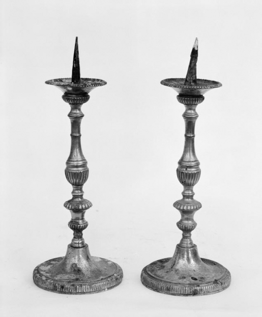 Vue d'ensemble de la paire de chandeliers. © Jean-Luc Duthu / Région Bourgogne-Franche-Comté, Inventaire du patrimoine - 1978