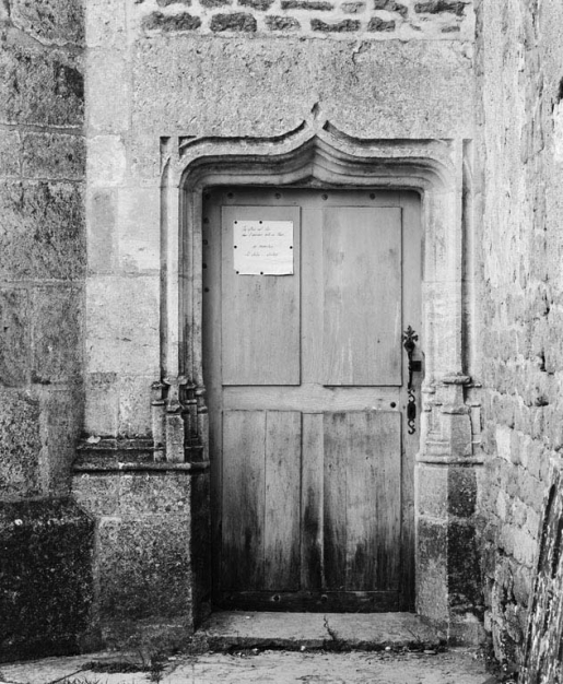 Détail de la porte de la face postérieure du clocher. © Jean-Luc Duthu / Région Bourgogne-Franche-Comté, Inventaire du patrimoine - 1978