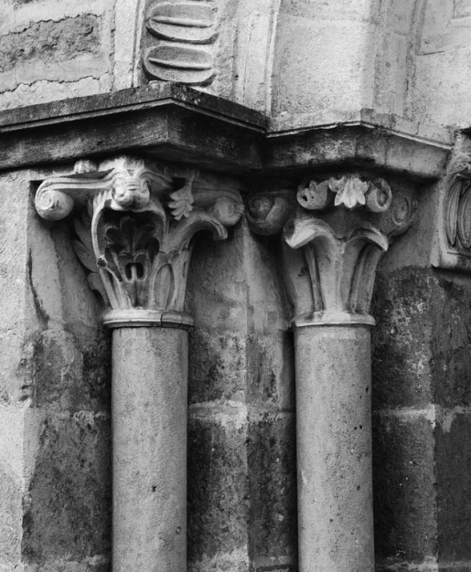 Chapiteaux des colonnes gauches du portail. © Jean-Luc Duthu / Région Bourgogne-Franche-Comté, Inventaire du patrimoine - 1978