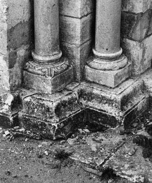 Détail des bases des colonnes gauche du portail. © Jean-Luc Duthu / Région Bourgogne-Franche-Comté, Inventaire du patrimoine - 1978