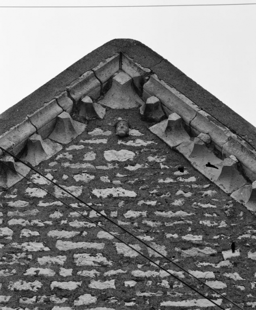 Tête sculptée à la partie supérieure du pignon. © Michel Rosso / Région Bourgogne-Franche-Comté, Inventaire du patrimoine - 1978