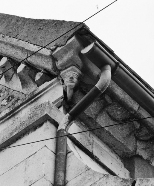Tête sculptée à l'angle droit du pignon. © Michel Rosso / Région Bourgogne-Franche-Comté, Inventaire du patrimoine - 1978