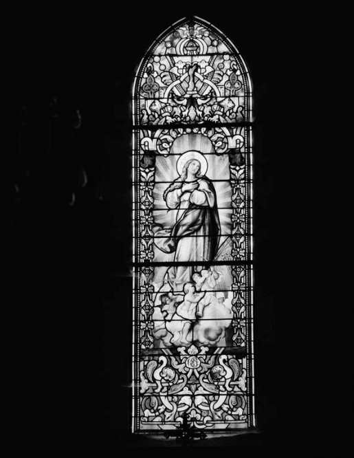 Assomption de la Vierge, vitrail axial du choeur. © Michel Rosso / Région Bourgogne-Franche-Comté, Inventaire du patrimoine - 1978