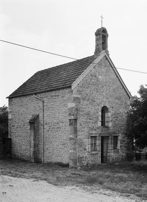 Vue de la façade et du mur gauche. © Michel Rosso / Région Bourgogne-Franche-Comté, Inventaire du patrimoine - 1979