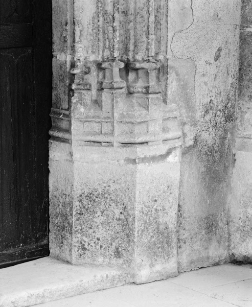 Base d'un piédroit du portail de la nef. © Michel Thierry / Région Bourgogne-Franche-Comté, Inventaire du patrimoine - 1979