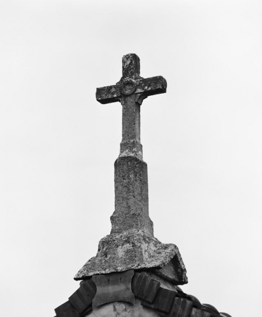 Croix amortissant le pignon du porche. © Michel Thierry / Région Bourgogne-Franche-Comté, Inventaire du patrimoine - 1979