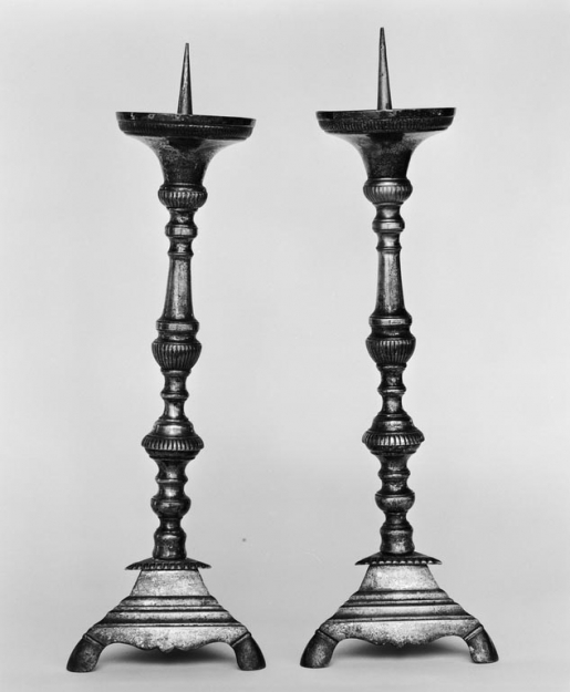 Vue d'ensemble d'une paire de chandeliers. © Michel Thierry / Région Bourgogne-Franche-Comté, Inventaire du patrimoine - 1979