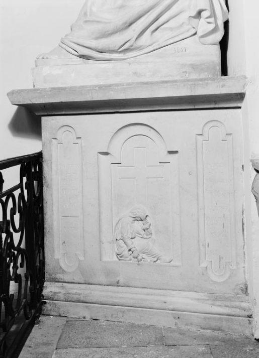 Détail du piédestal. © Michel Rosso / Région Bourgogne-Franche-Comté, Inventaire du patrimoine - 1979