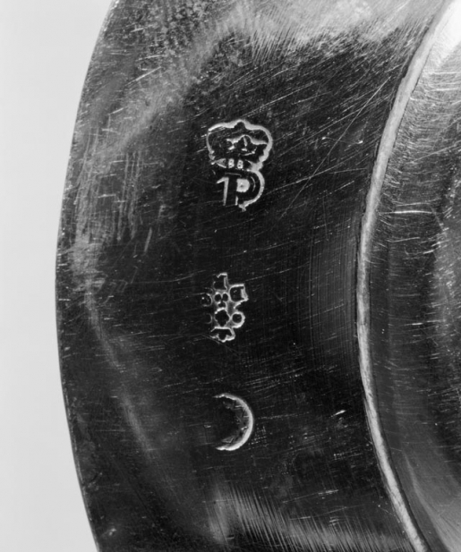 Détail des poinçons de la patène. © Michel Thierry / Région Bourgogne-Franche-Comté, Inventaire du patrimoine - 1979