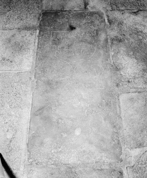 Vue générale de la dalle funéraire, dans la nef. © Jean-Luc Duthu / Région Bourgogne-Franche-Comté, Inventaire du patrimoine - 1979