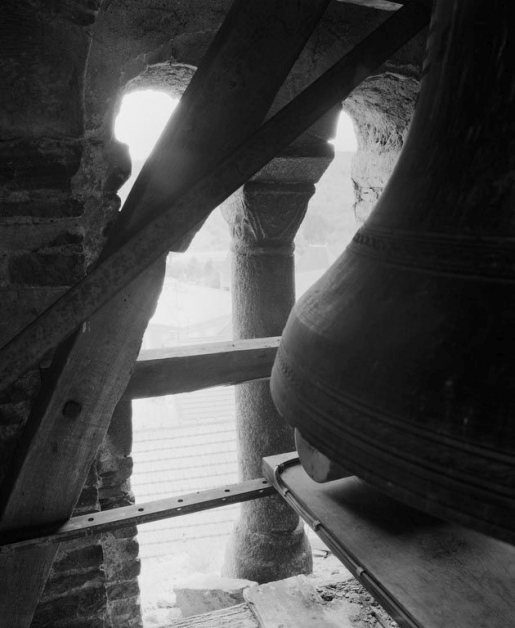 Clocher, 2è étage : colonnette droite. © Michel Rosso / Région Bourgogne-Franche-Comté, Inventaire du patrimoine - 1979