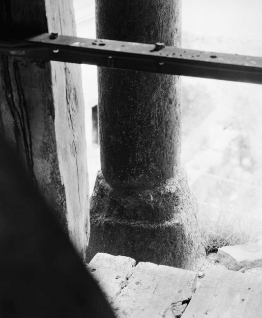 Clocher, 2è étage : colonnette gauche, détail de la base. © Michel Rosso / Région Bourgogne-Franche-Comté, Inventaire du patrimoine - 1979