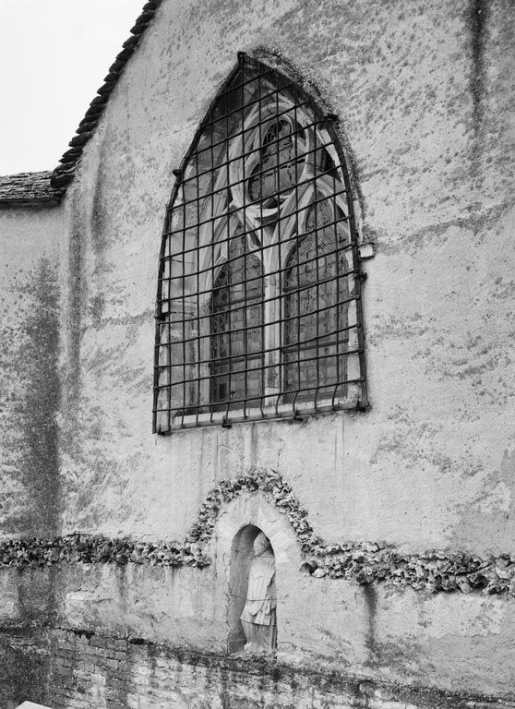 Chevet : détail de la fenêtre. © Michel Rosso / Région Bourgogne-Franche-Comté, Inventaire du patrimoine - 1979