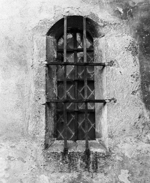 Massif postérieur : fenêtre de la chapelle droite. © Jean-Luc Duthu / Région Bourgogne-Franche-Comté, Inventaire du patrimoine - 1979