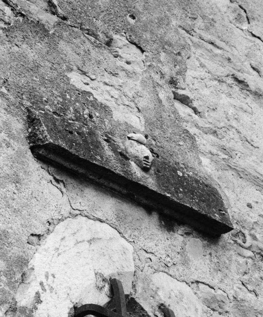 Chapelle du choeur : larmier couronnant la fenêtre du mur postérieur. © Jean-Luc Duthu / Région Bourgogne-Franche-Comté, Inventaire du patrimoine - 1979