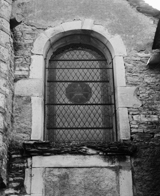 Elévation droite du choeur : fenêtre et linteau de la porte murée (1ère travée de la partie postérieure). © Jean-Luc Duthu / Région Bourgogne-Franche-Comté, Inventaire du patrimoine - 1979