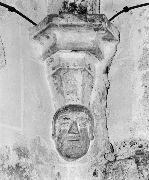 Bas-côté droit, 3ème travée : culot de l'angle postérieur droit. © Michel Rosso / Région Bourgogne-Franche-Comté, Inventaire du patrimoine - 1979