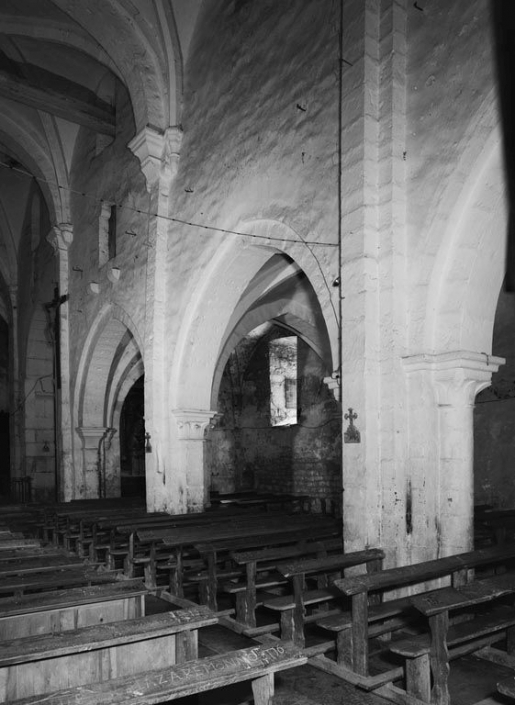 La nef et le bas-côté droit ; vue prise depuis la deuxième travée du bas-côté gauche. © Jean-Luc Duthu / Région Bourgogne-Franche-Comté, Inventaire du patrimoine - 1979