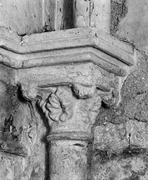 Chapiteau de la colonnette de l'angle antérieur droit sur la 1ère travée du bas-côté gauche. © Michel Thierry / Région Bourgogne-Franche-Comté, Inventaire du patrimoine - 1979