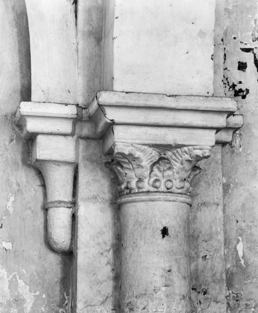 Vaisseau central, 1ère travée : chapiteau et culot du pilier antérieur droit. © Michel Thierry / Région Bourgogne-Franche-Comté, Inventaire du patrimoine - 1979