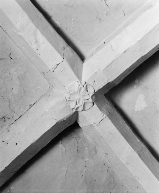 Bas-côté droit, 2ème travée : détail de la clef de voûte. © Michel Thierry / Région Bourgogne-Franche-Comté, Inventaire du patrimoine - 1979