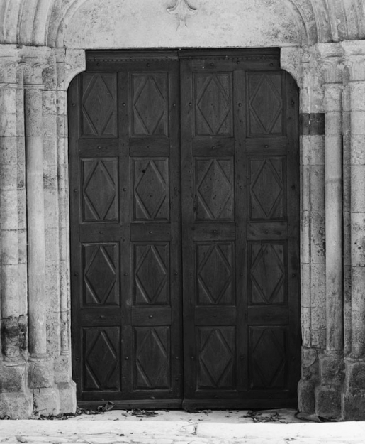 Porte à deux battants du portail antérieur. © Michel Thierry / Région Bourgogne-Franche-Comté, Inventaire du patrimoine - 1979