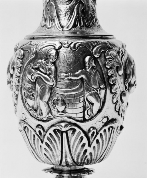 Détail du médaillon de la burette A. © Michel Thierry / Région Bourgogne-Franche-Comté, Inventaire du patrimoine - 1979