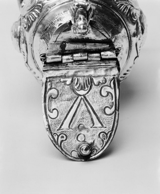 Détail du couvercle de la burette V. © Michel Thierry / Région Bourgogne-Franche-Comté, Inventaire du patrimoine - 1979