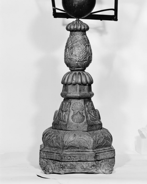 Détail du pied. © Michel Rosso / Région Bourgogne-Franche-Comté, Inventaire du patrimoine - 1979