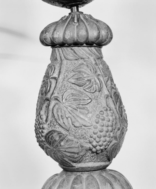 Détail du noeud sur le pied. © Michel Rosso / Région Bourgogne-Franche-Comté, Inventaire du patrimoine - 1979