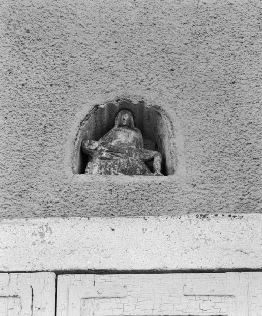 Vue d'ensemble du groupe sculpté dans une niche de la façade de la maison sise parcelle 481, section B4 sur le cadastre de 1967. © Michel Thierry / Région Bourgogne-Franche-Comté, Inventaire du patrimoine - 1979