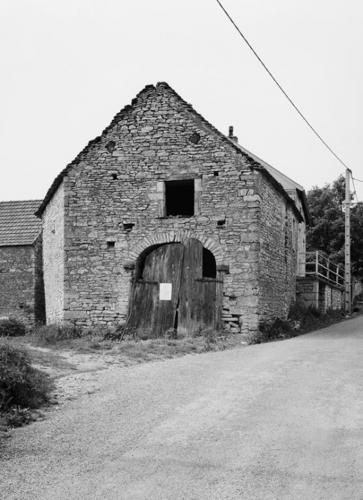Vue générale de dépendances sises parcelle 1715, section D7 du cadastre de 1940. © Michel Rosso / Région Bourgogne-Franche-Comté, Inventaire du patrimoine - 1980
